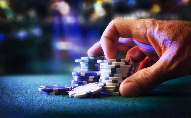 Live Texas Hold'em table at hongkongpools with dealer and player seats